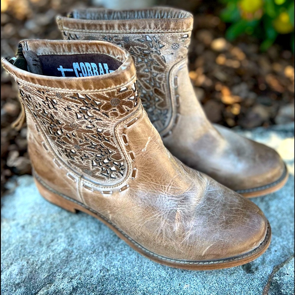 CORRAL Women's Taupe Laser-Cut Short Top Round Toe Boots PB012 Size 9